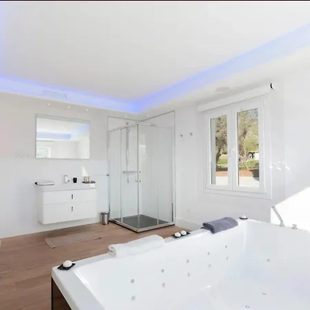 Villa Luxury By Lodgerstrip Budget Holidays