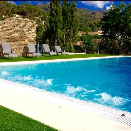 Villa Luxury By Lodgerstrip Budget Holidays *