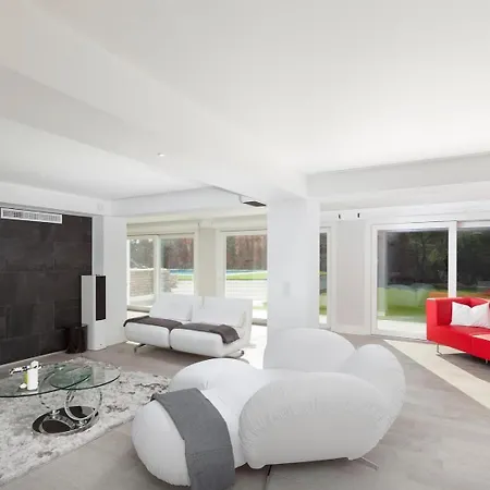 Luxury By Lodgerstrip Budget Holidays Villa *